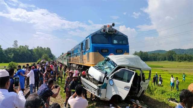 ট্রেনের ধাক্কায় মাইক্রোবাসের ১১ যাত্রী নিহত