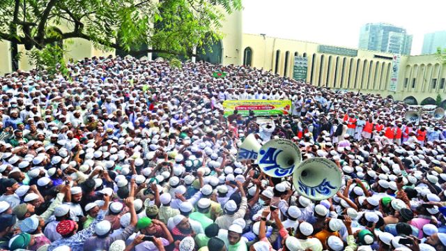 নারী নির্যাতন বন্ধের দাবিতে ইসলামী দলগুলো গতকাল বায়তুল মোকাররমের সামনে বিক্ষোভ মিছিল করে -ওয়েন সাইট