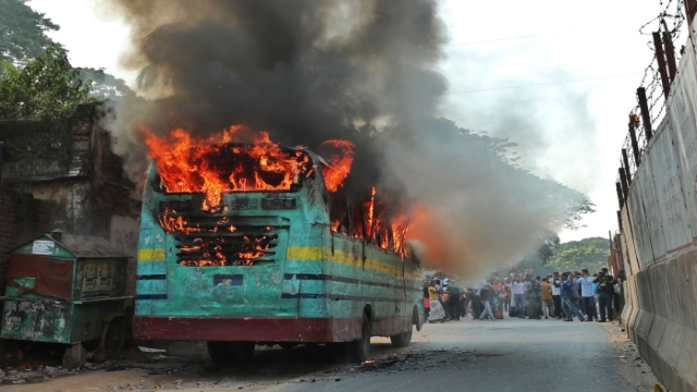 রাতে আরও একটি বাসে আগুন, একদিনে পুড়ল ১০টি