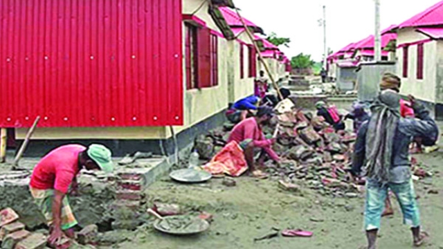 আড়াই ঘণ্টার বৃষ্টিতেই ভেঙে পড়ল প্রধানমন্ত্রীর উপহারের ঘর