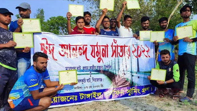 সাঁতরে যমুনা পাড়ি দিলেন ১১ জন
